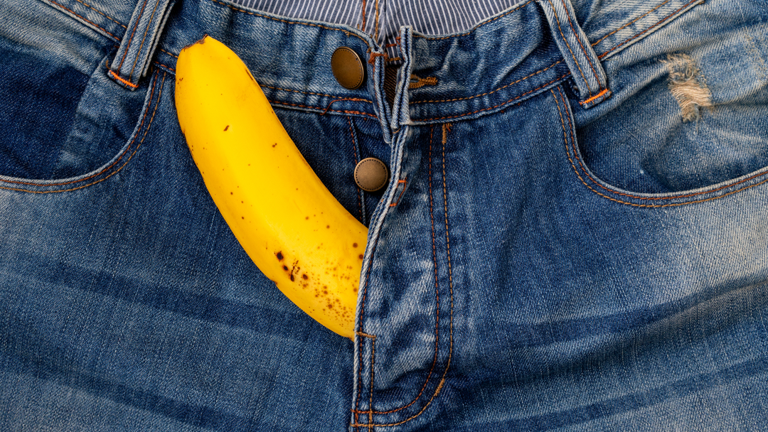 Banana che esce dalla patta dei jeans